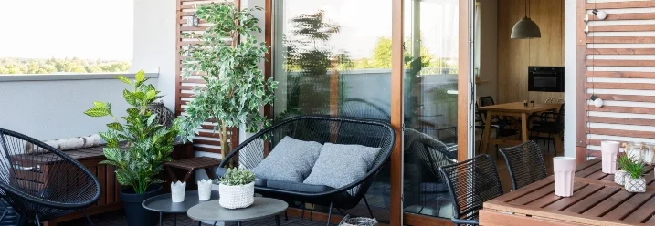 Moderner Balkon mit Möbeln